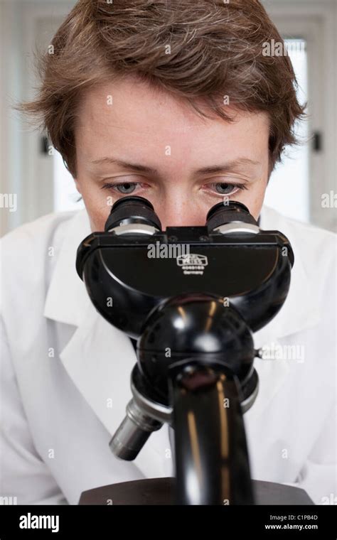 Looking through Microscope に対する画像結果