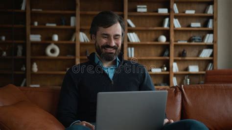 Toradh íomhá ar Computer Man Talking to Boss