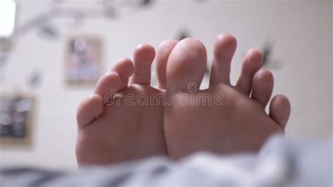 Toradh íomhá ar Person Standing On a Compression Spring