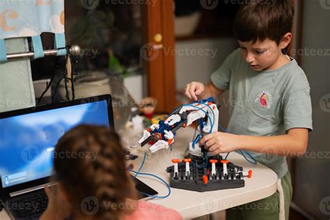 Toradh íomhá ar Computer Controlled Robot Arm