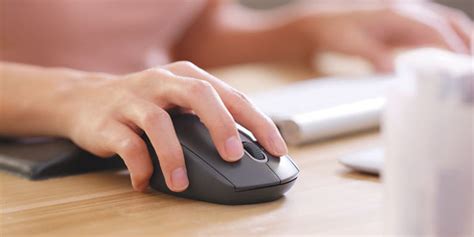 Toradh íomhá ar White Particles On Computer Mouse