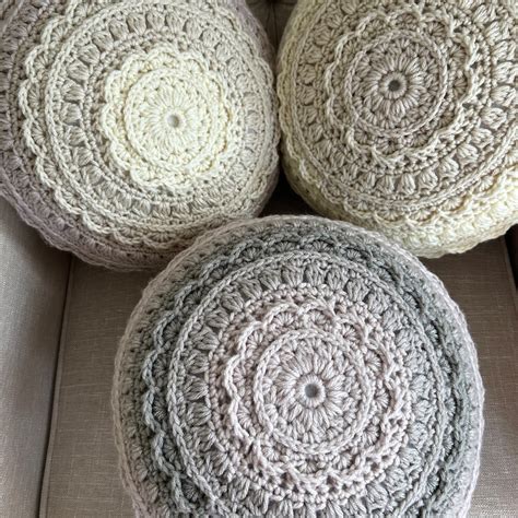 How to Crochet Throw Pillow Covers Tutorial に対する画像結果