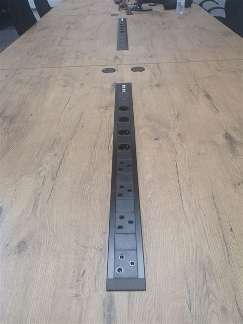 Computer Table Outlet Design に対する画像結果