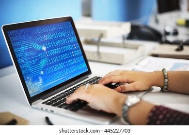 Binary Code Computer Screen എന്നതിനുള്ള ഇമേജ് ഫലം
