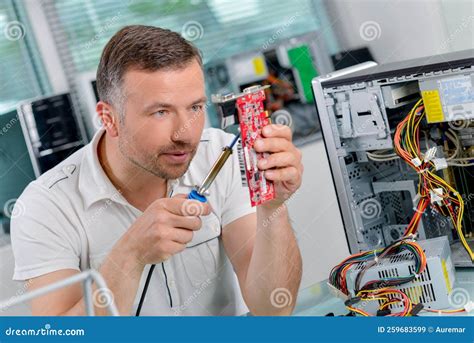 Fat Guy Fixing Computer に対する画像結果