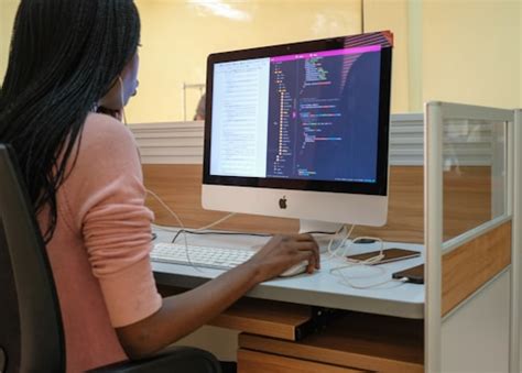 Toradh íomhá ar Software Developer with Long Hair