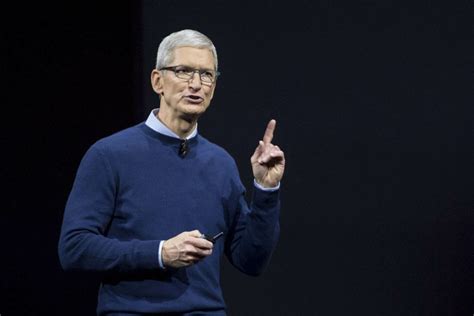 Afbeeldingsresultaten voor Tim Cook Holding a Android
