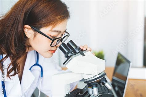 Toradh íomhá ar Medical Lab Doctor Microscope