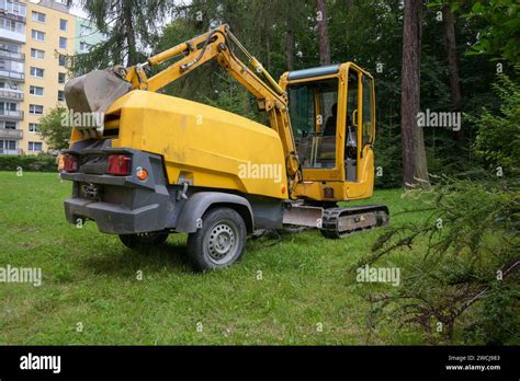 Trial Pits Mini Excavator に対する画像結果