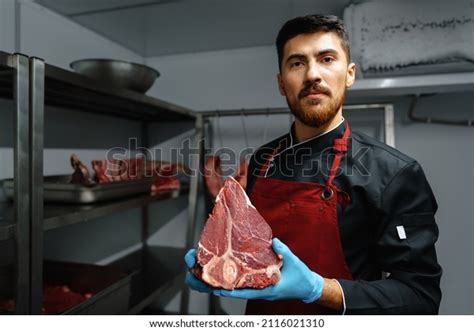 Toradh íomhá ar Person Holding Steak