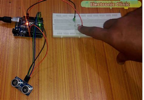 Toradh íomhá ar Obstacle Sensor Working Using Ultrasonic