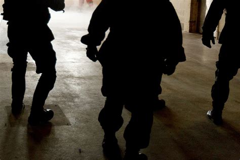 Afbeeldingsresultaten voor Prison Cell Shakedown