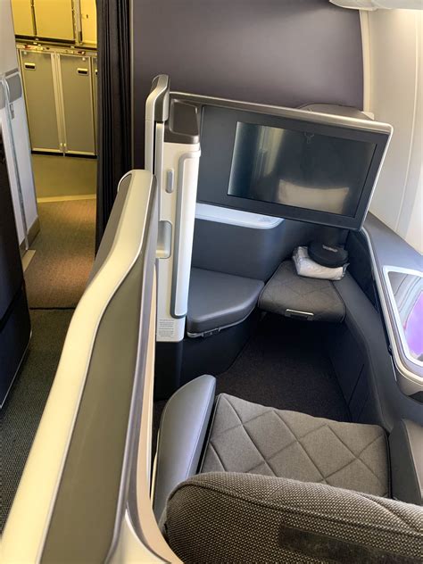 Toradh íomhá ar BA First Class Suite