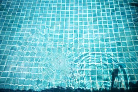 Toradh íomhá ar Clear Swimming Pool