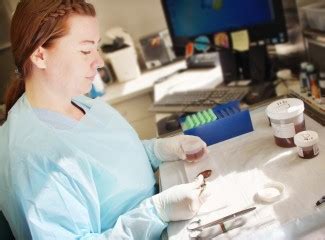 Toradh íomhá ar Lab Assistant Pathology