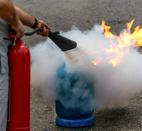 Fire Extinguisher Use に対する画像結果