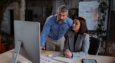 Toradh íomhá ar Computer Man Talking to Boss