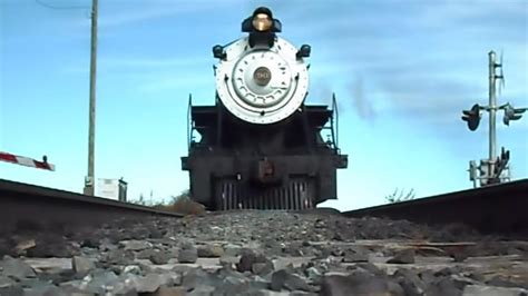Toradh íomhá ar Steam Train Running Over Camera