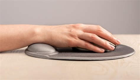 Hand On Computer Mouse above View ਲਈ ਪ੍ਰਤੀਬਿੰਬ ਨਤੀਜਾ
