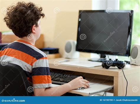 Toradh íomhá ar Boy Using Computer Bing