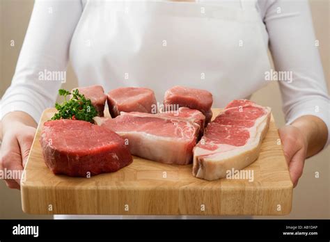 Toradh íomhá ar Person Holding Steak