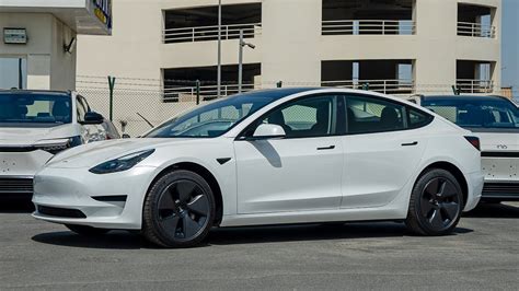 2023 Black and White Tesla Model 3 に対する画像結果