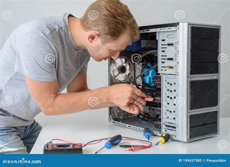 Guy Fixing Computer に対する画像結果
