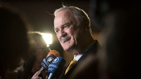 John Cleese in Red Wig కోసం చిత్ర ఫలితం