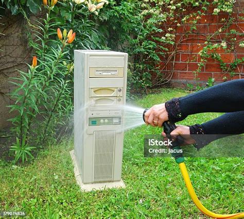 Someone Washing a Computer for Drawing に対する画像結果