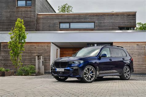 Tanzanite Blue BMW X7 M50i looks astonishing in new photo gallery