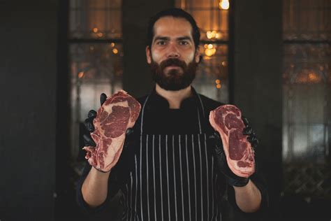 Person Holding A Steak に対する画像結果