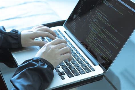 Toradh íomhá ar Developer Writing Source Code