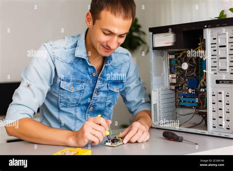 Guy Fixing Computer に対する画像結果