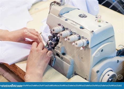 Afbeeldingsresultaten voor Industrial Overlock Sewing Machine