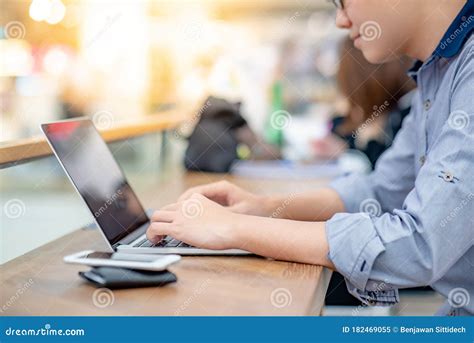 Asian Man Using Computer に対する画像結果
