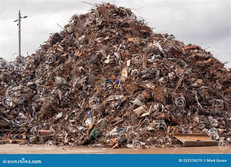 Afbeeldingsresultaten voor Rusty Garbage Pile