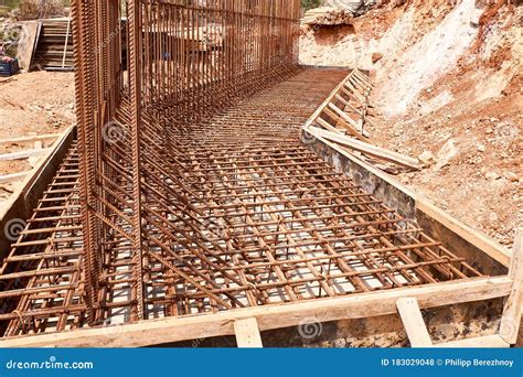 Toradh íomhá ar Steel Reinforcement in Retaining Wall