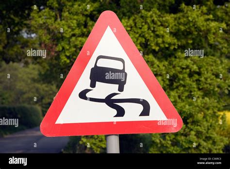 Toradh íomhá ar Triangle Traffic Sign with Red Border Color