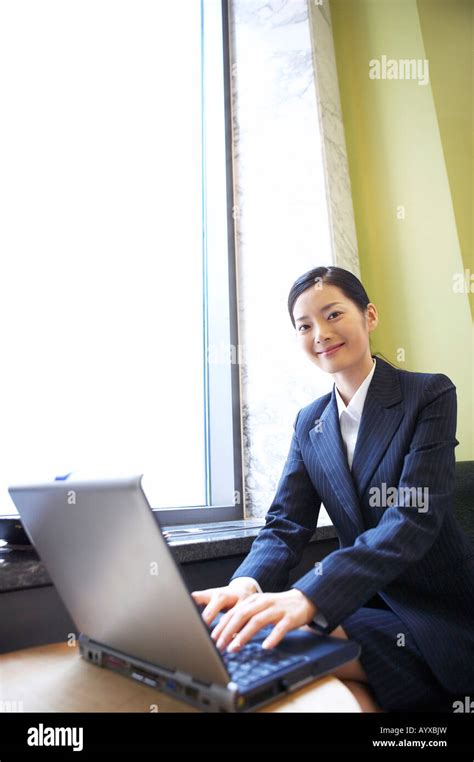 Woman Using Laptop Computer に対する画像結果
