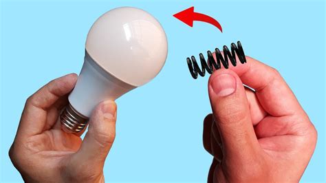 Toradh íomhá ar Changing Bulb in a Spring Loaded LED Light