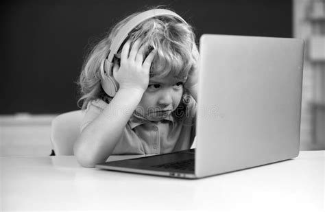 Afbeeldingsresultaten voor Boy Using Internet