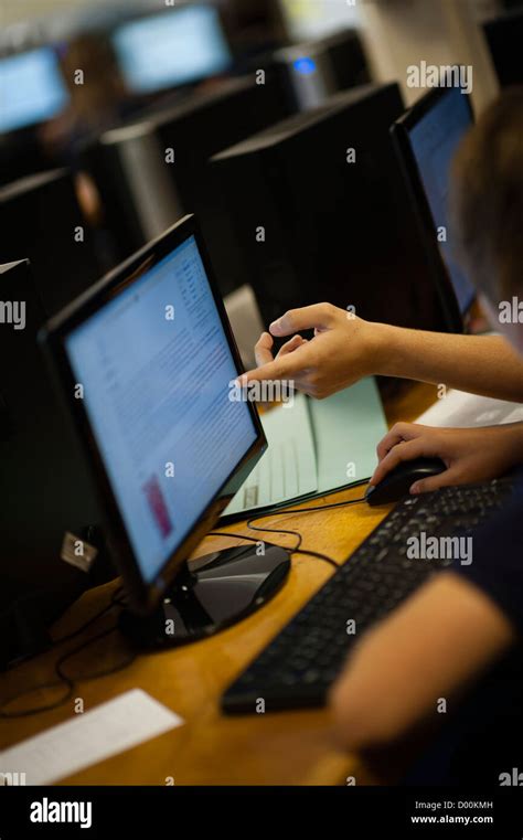 Toradh íomhá ar Children On Computer