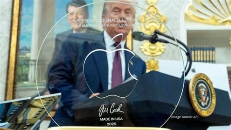 Afbeeldingsresultaten voor Tim Cook Holding a Android