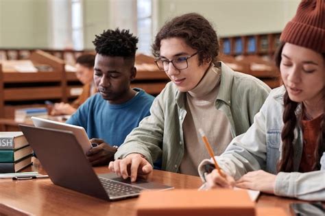 Toradh íomhá ar 3 People Using a Computer