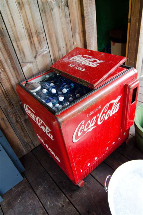Toradh íomhá ar Mini Fridge That Looks Like a Soda Machine
