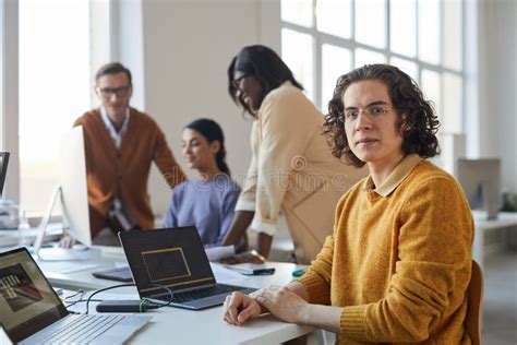 Toradh íomhá ar Software Developer with Long Hair