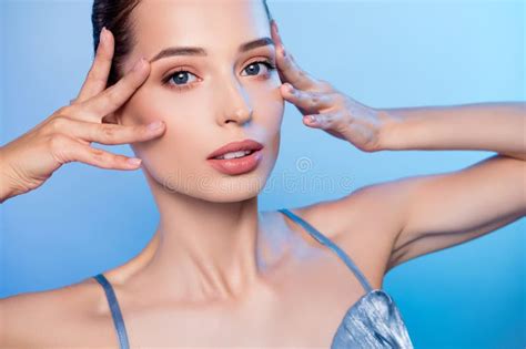 Toradh íomhá ar Pure Background Color Blue