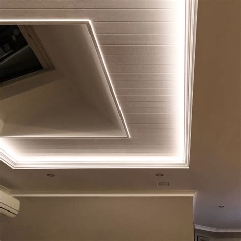 Toradh íomhá ar LED Strip On Ceiling Black Room