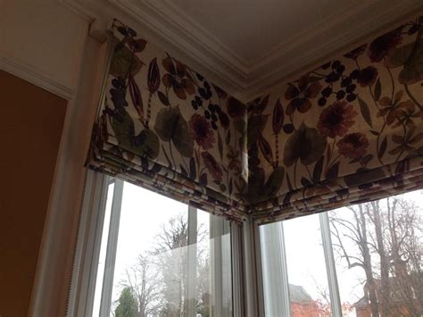 Toradh íomhá ar Roman Blinds in a Bay Window