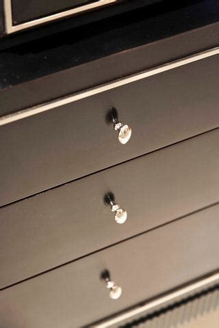 Toradh íomhá ar Glass Front Cabinet